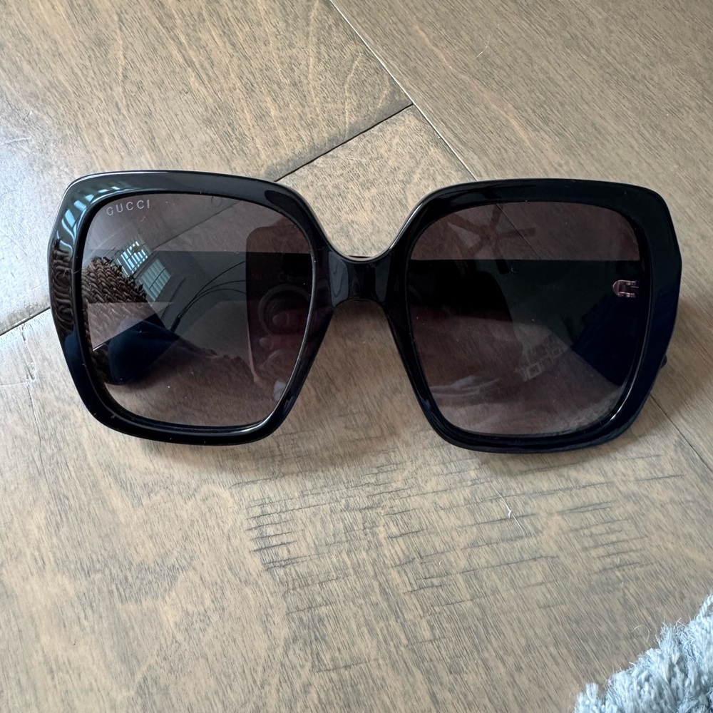 Gucci Dark Frame Square Sunglasses Like new condition